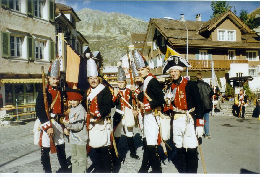Флигель-рота на улицах Андерматта на перевале Сен-Готард